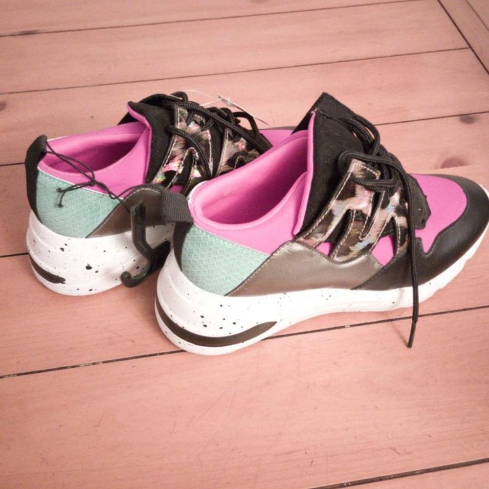 SIZE 71/2 MEMORY FOAM SNEAKERS